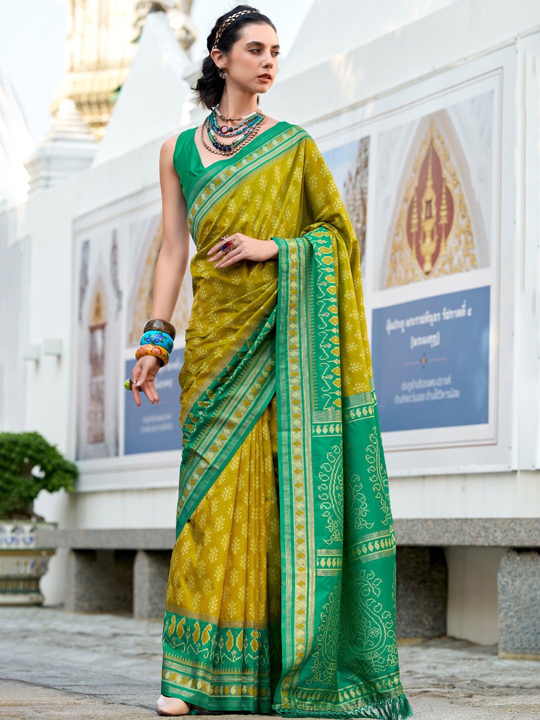 

MySilkLove Ethnic Motifs Zari Silk Blend Banarasi Saree, Green