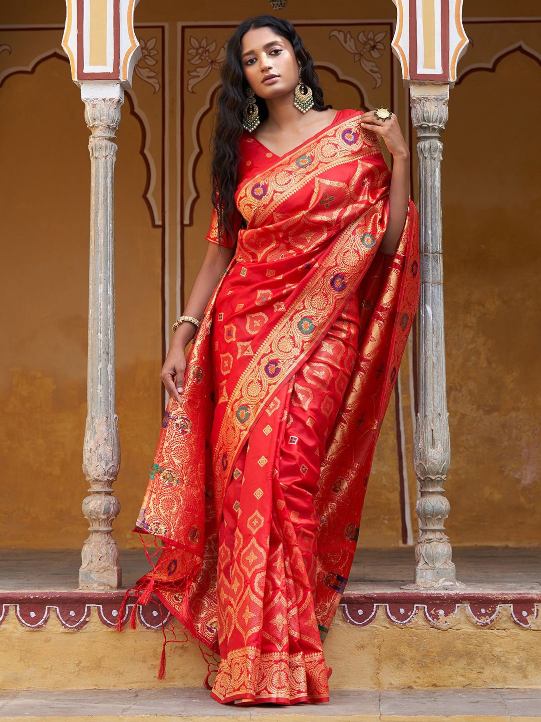 

Janasya Red Banarasi Silk Ethnic Motifs Saree with Unstitched Blouse Piece