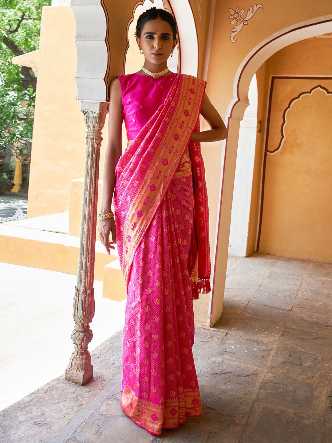 

Janasya Women Fushia Pink Paithani Silk Woven Saree with Unstitched Blouse Piece