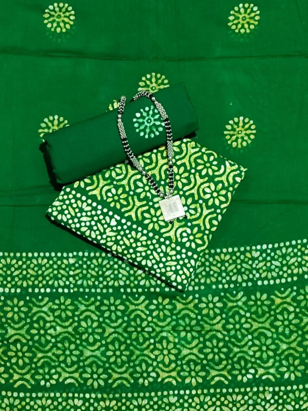 

Farooq Dyeing Printed Pure Cotton Unstitched Dress Material, Green