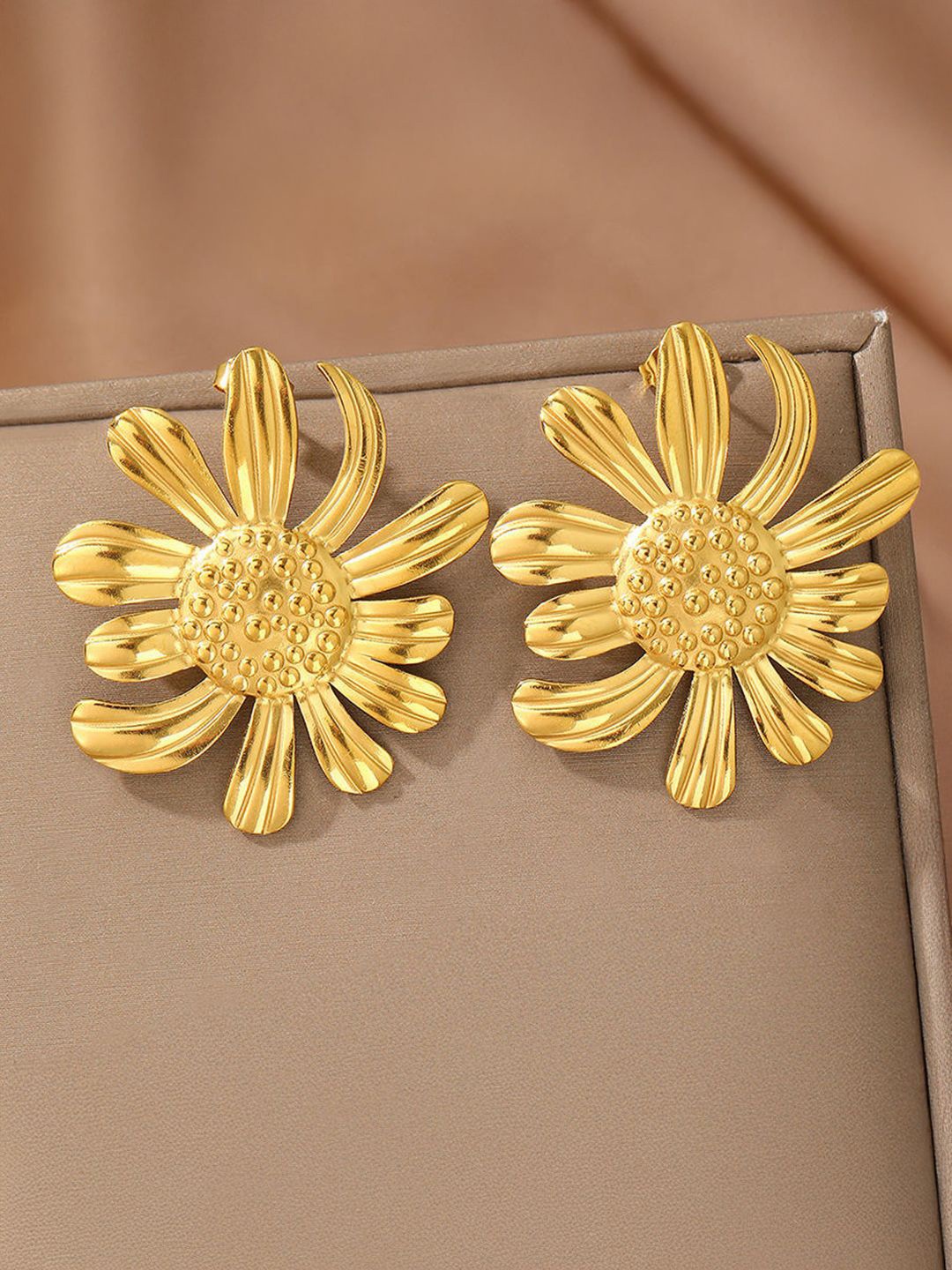 

PRIVIU Floral Studs Earrings, Gold