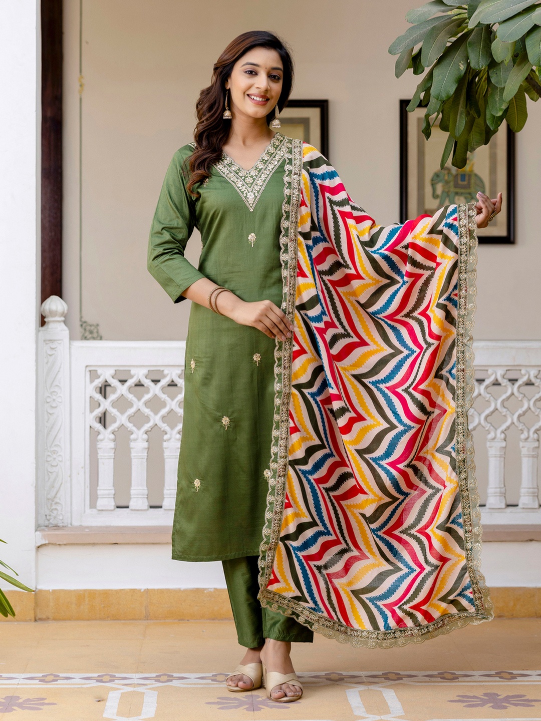 

zinzraa Women Ethnic Motifs Embroidered Regular Thread Work Chanderi Silk Kurta with Trousers & With Dupatta, Green