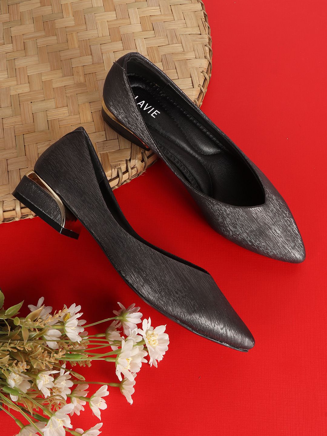

Lavie Women Party One Toe Flats, Black