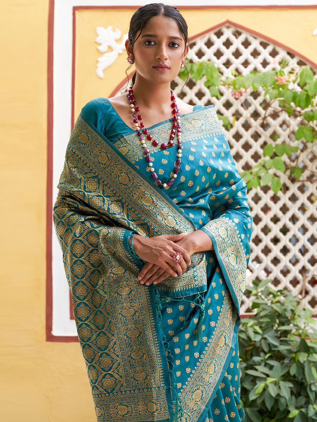 

Janasya Teal Green Banarasi Silk Woven Ethnic Motifs Saree with Unstitched Blouse Piece