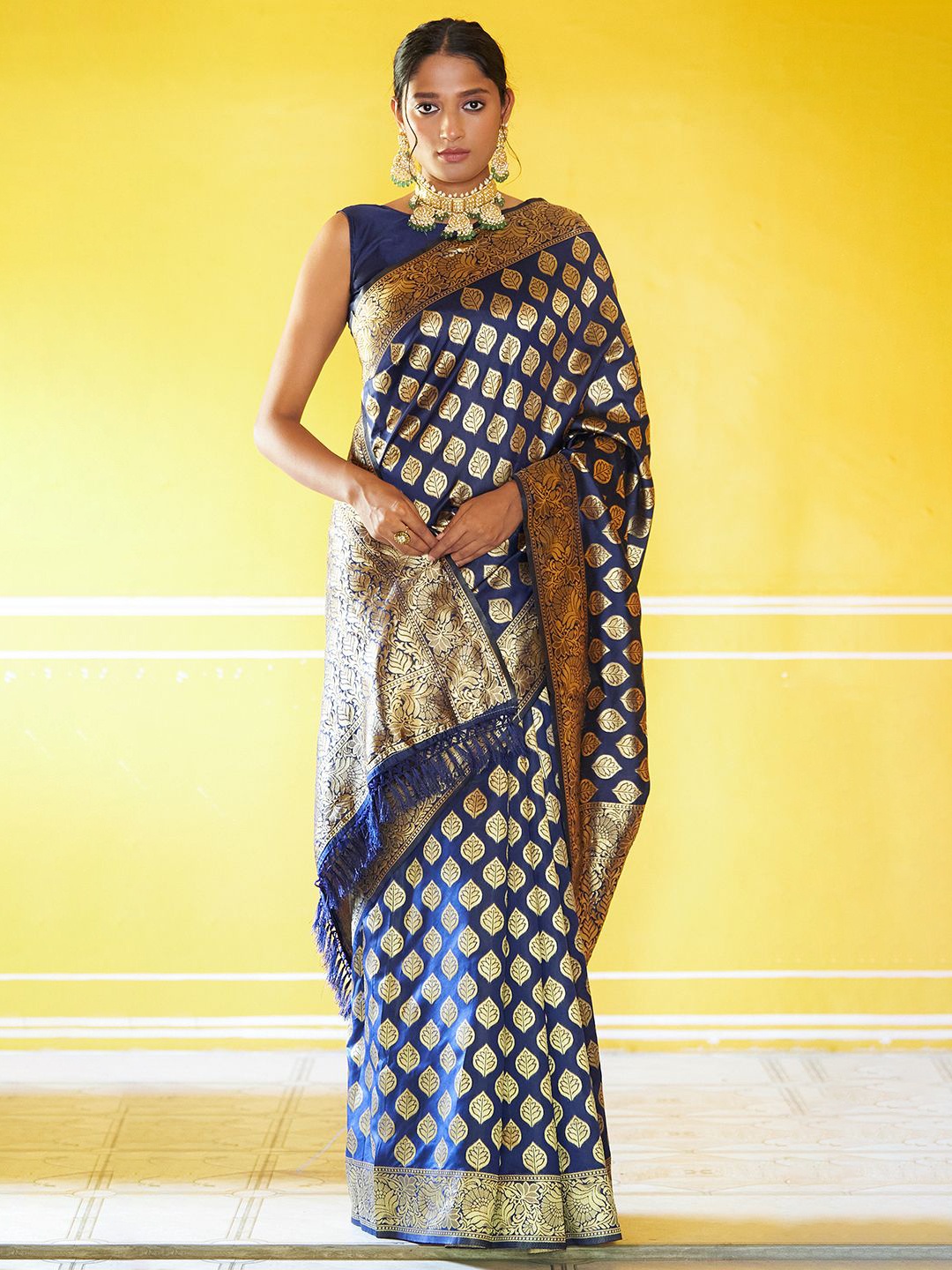 

Janasya Banarasi Silk Woven Ethnic Motifs Saree with Unstitched Blouse Piece, Navy blue