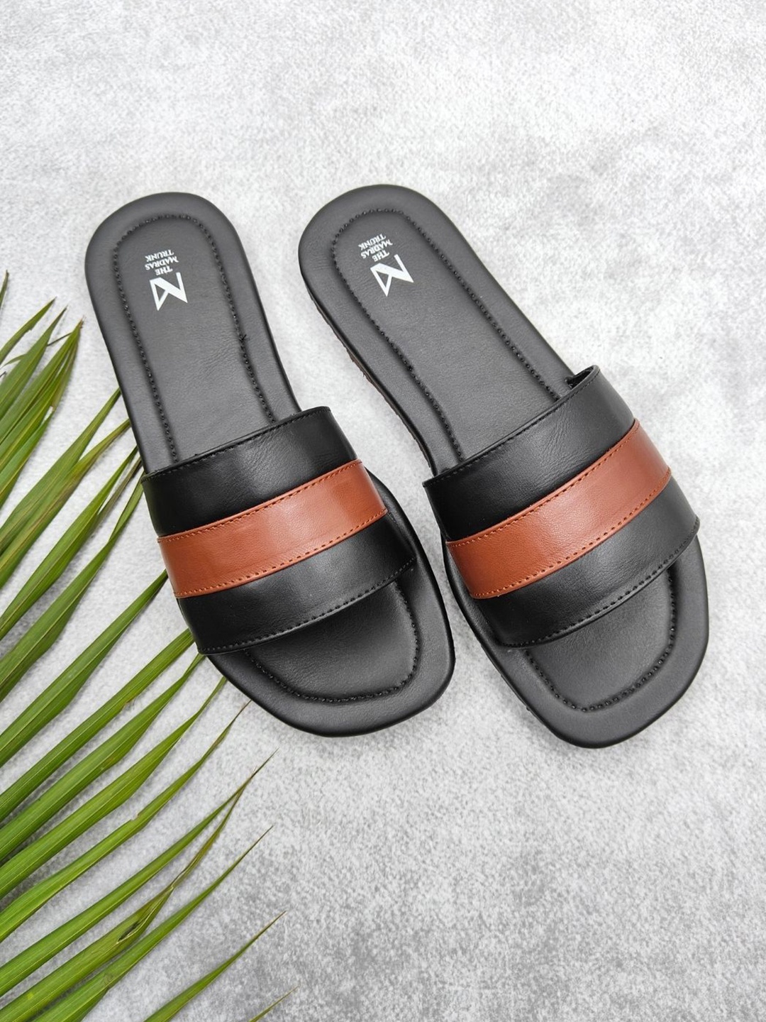 

THE MADRAS TRUNK Men Comfort Sandals, Black