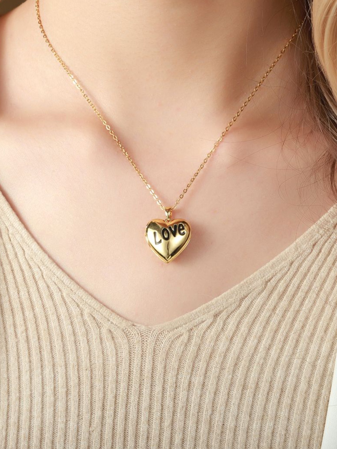 

SALTY Heart Shaped Pendant With Chain, Gold