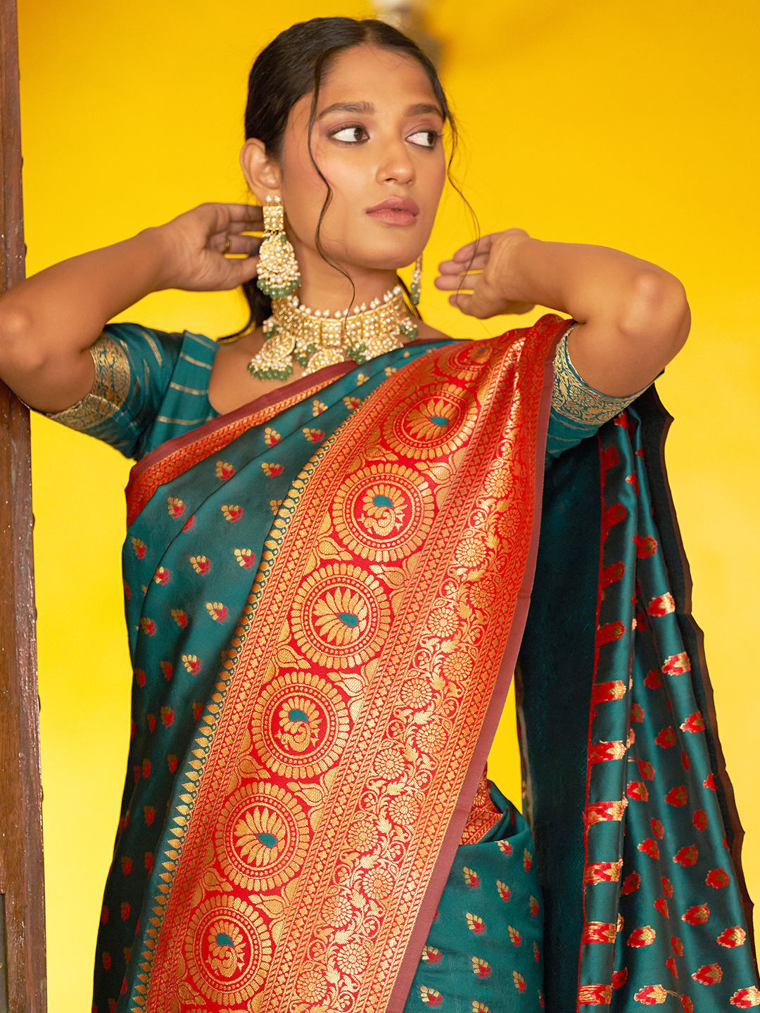 

Janasya Women Green Silk Blend Woven Ethnic Motifs Saree with Unstitched Blouse Piece