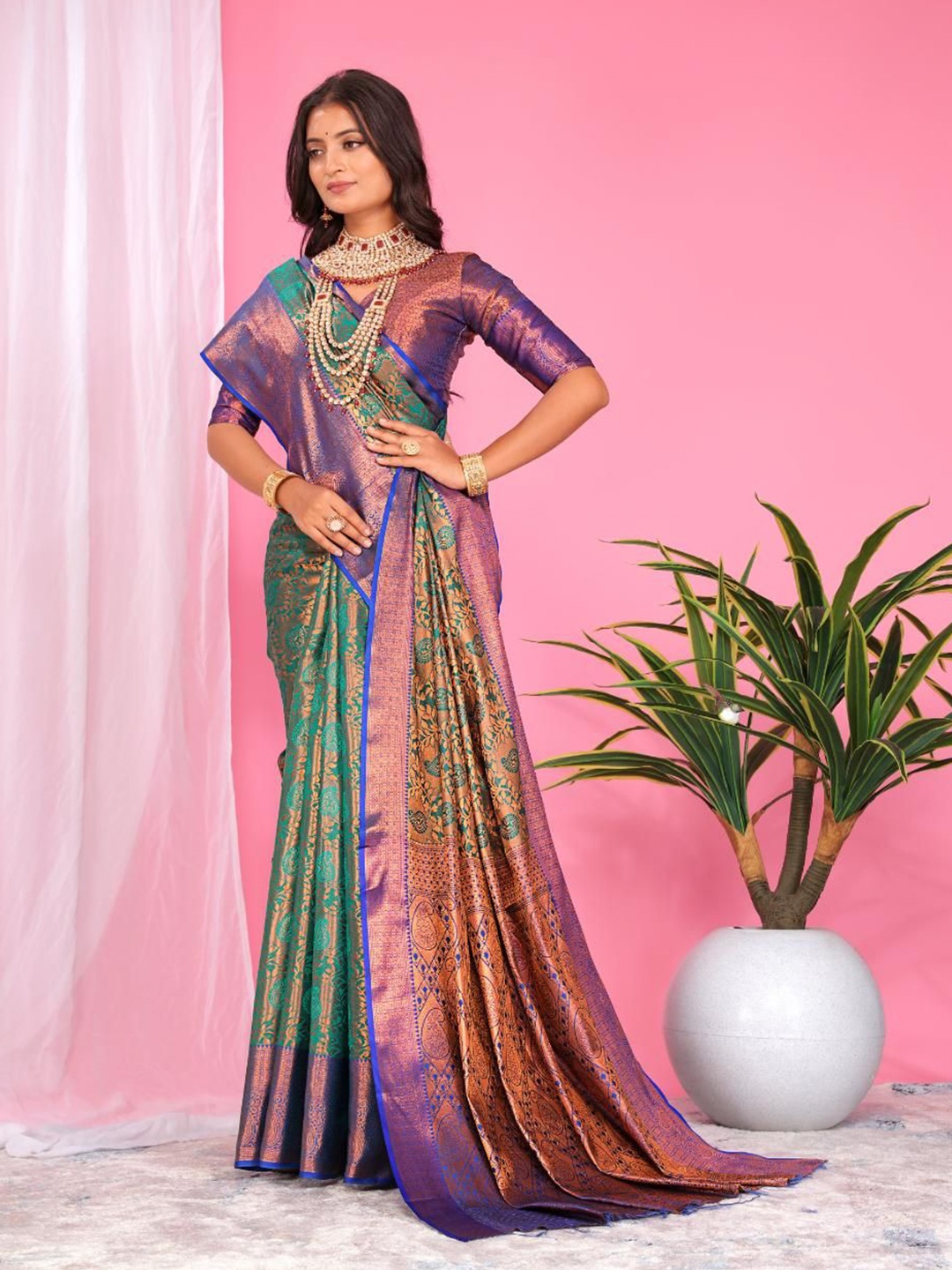 

AKSH FASHION Woven Design Zari Silk Blend Banarasi Saree, Sea green
