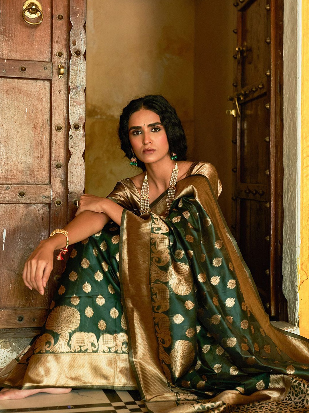 

Janasya Organza Woven Ethnic Motifs Saree with Unstitched Blouse Piece, Green