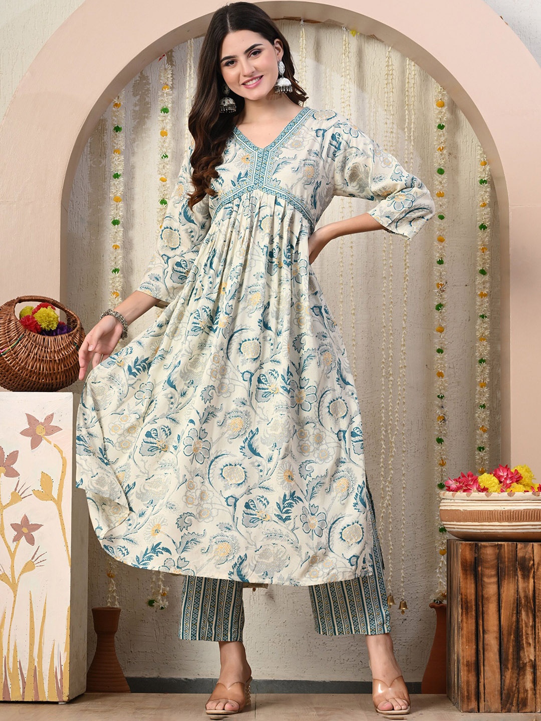 

JAYLEEN Women Floral Printed Regular Kurta with Trousers, Blue
