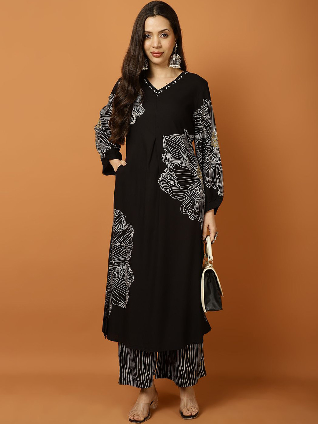 

Meena Bazaar Floral Printed Straight Kurta & Trousers, Black