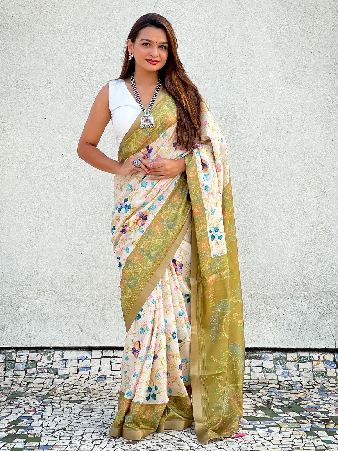

Rangtulika Ethnics Floral Zari Tussar Saree, Green