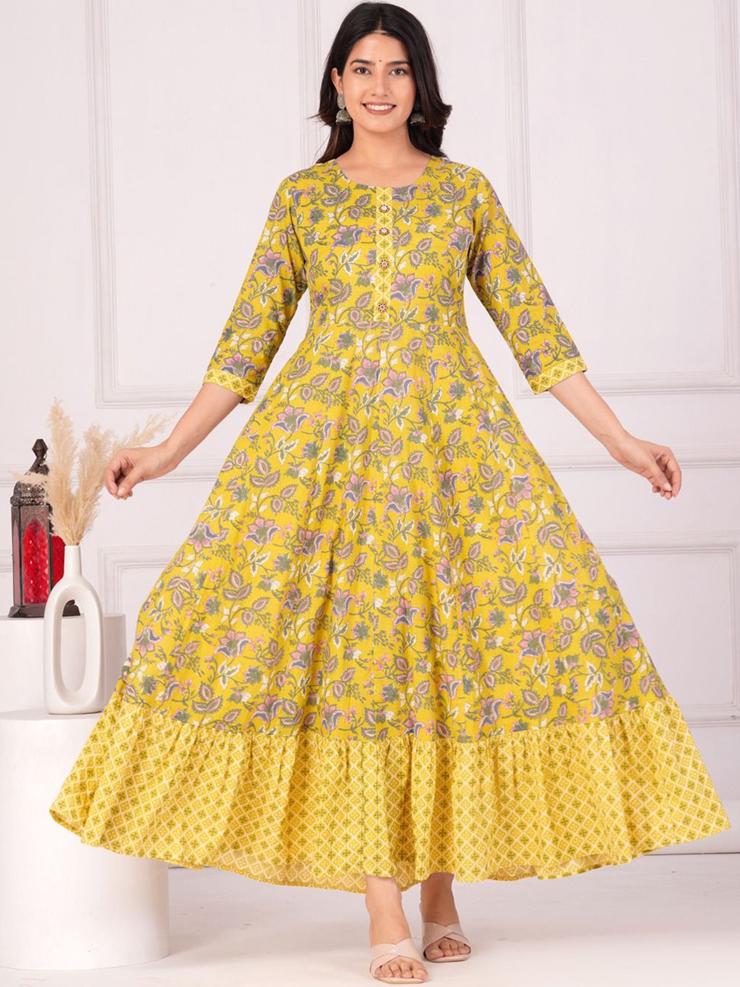 

Da Vastraagaar Women Floral Printed Sequinned Anarkali Kurta, Yellow
