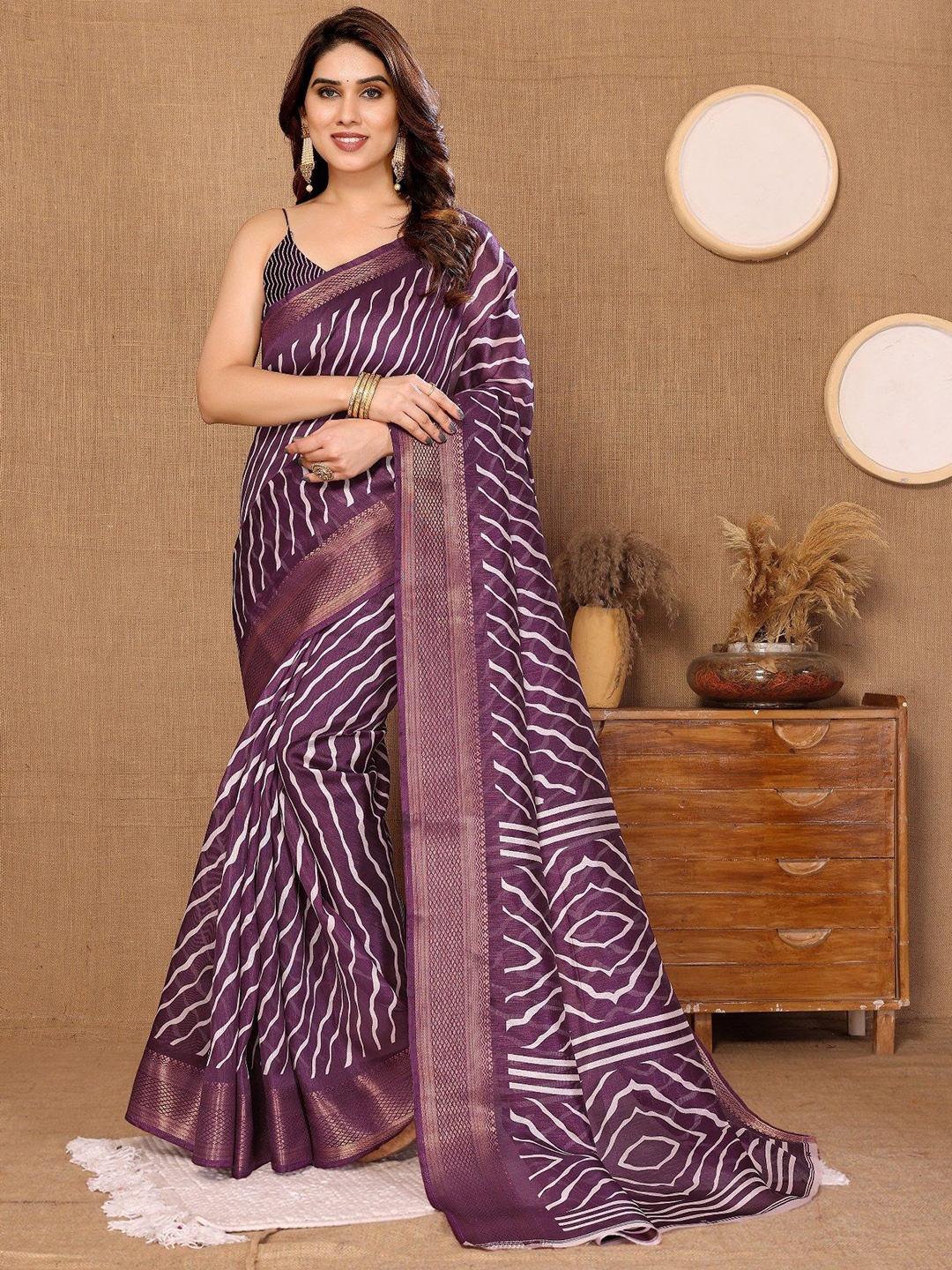 

Moda Rapido Leheriya Zari Saree, Burgundy