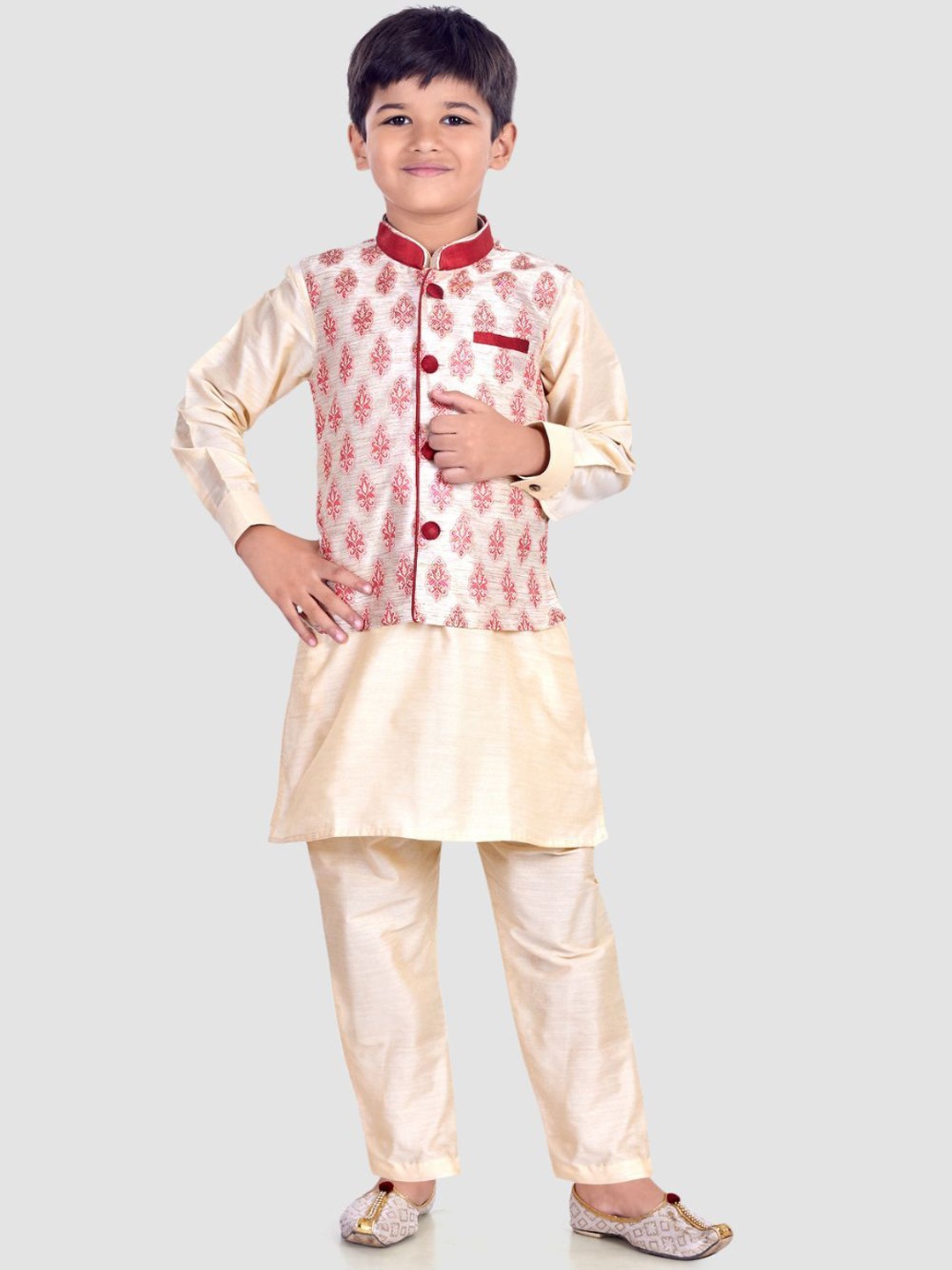 

Pehanaava Boys Ethnic Motifs Regular Thread Work Kurta with Pyjamas, Gold
