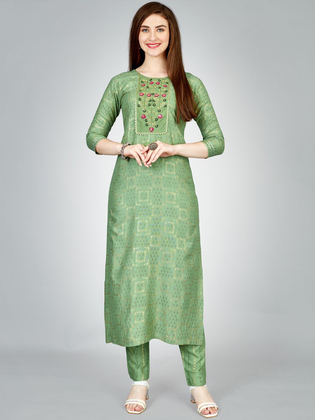 

HERE&NOW Women Floral Embroidered Regular Gotta Patti Kurta with Trousers, Green
