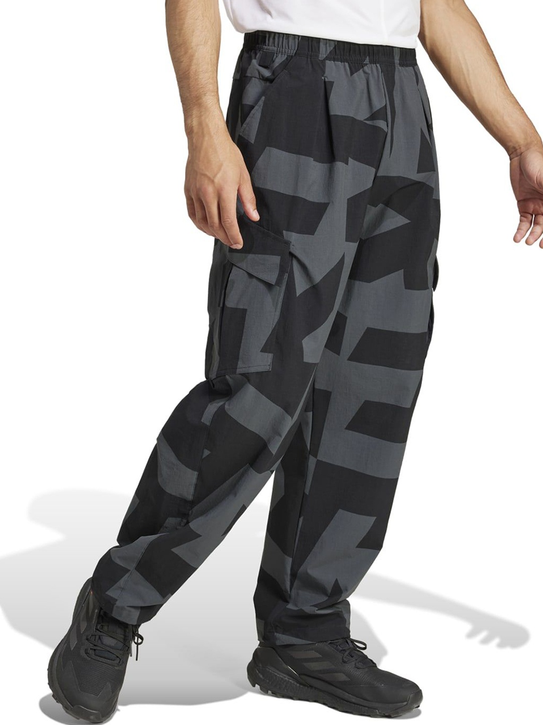 

ADIDAS AOP Men Printed Relaxed Fit Mid Rise Cargo Pant, Black