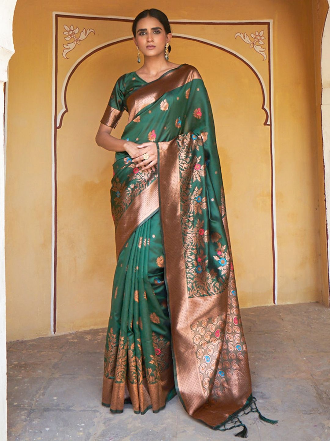 

Janasya Banarasi Silk Woven Dual Tone Floral Design Saree With Unstitched Blouse Piece, Green