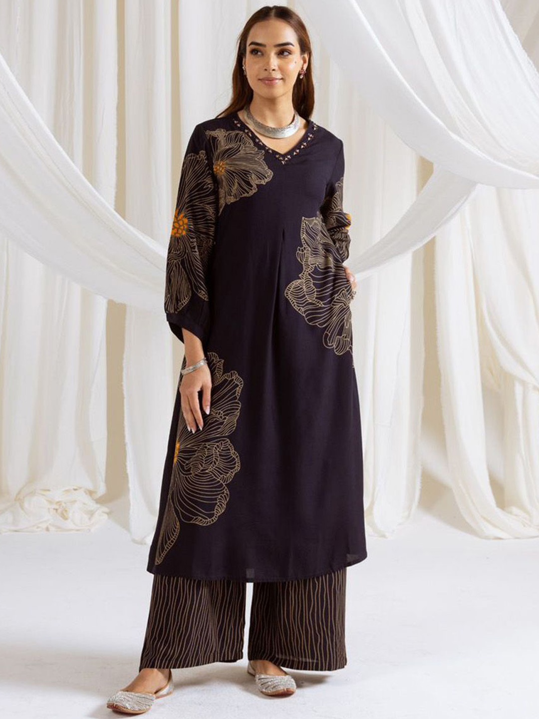 

Meena Bazaar Printed Straight Kurta With Palazzos, Blue