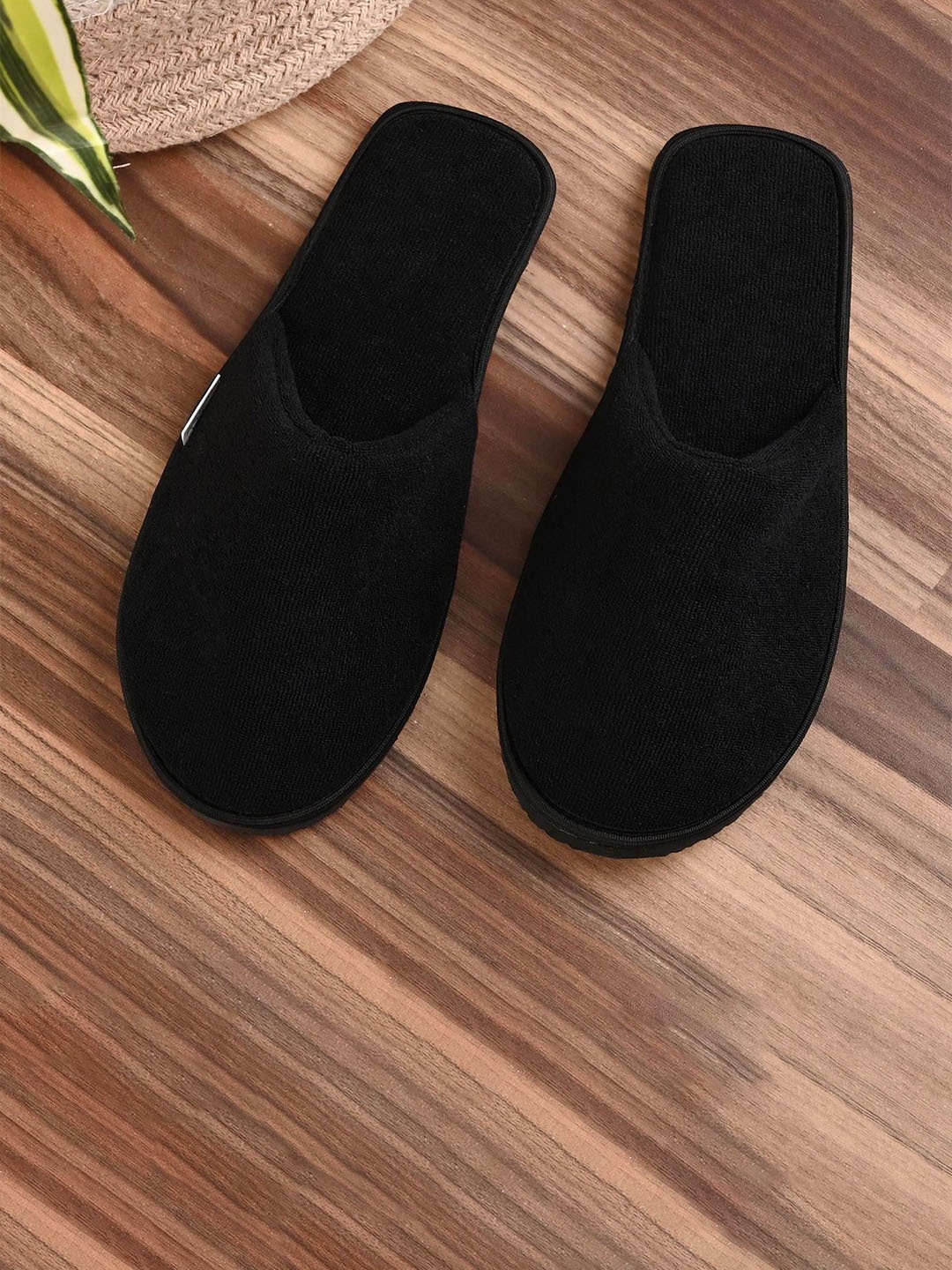 

Mifuzi Women Room Slippers, Black