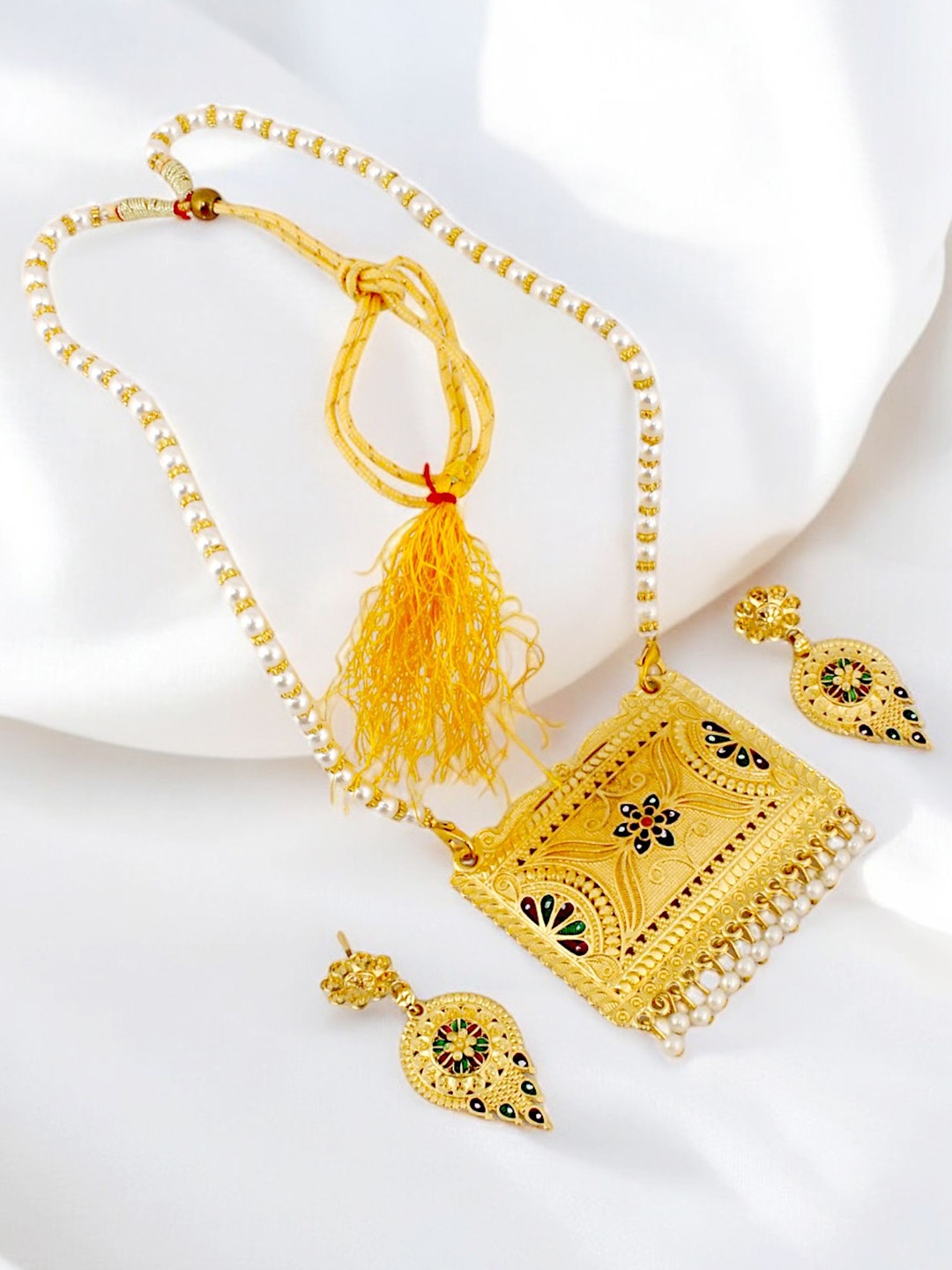 

LUCKY JEWELLERY Gold Plated Stone Studded & Beaded Jewellery Set