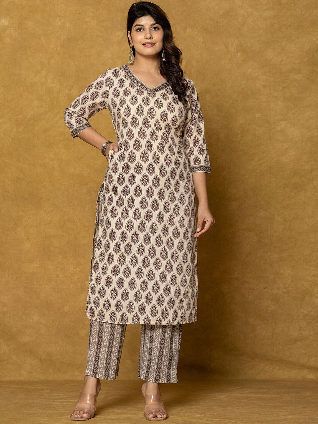 

Meena Bazaar Printed Kurta With Trousers, Beige