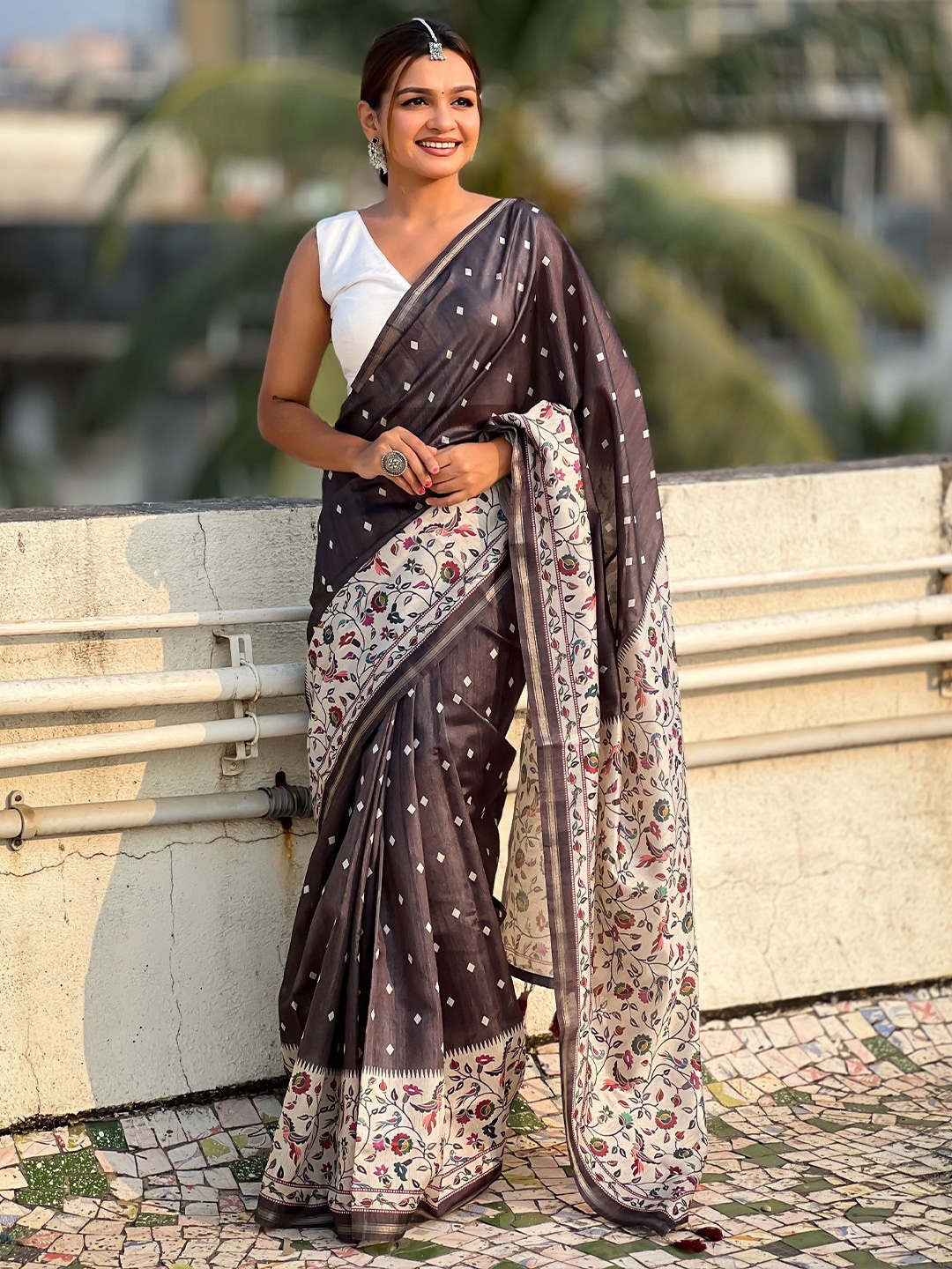 

Rangtulika Ethnics Floral Printed Zari Saree, Black
