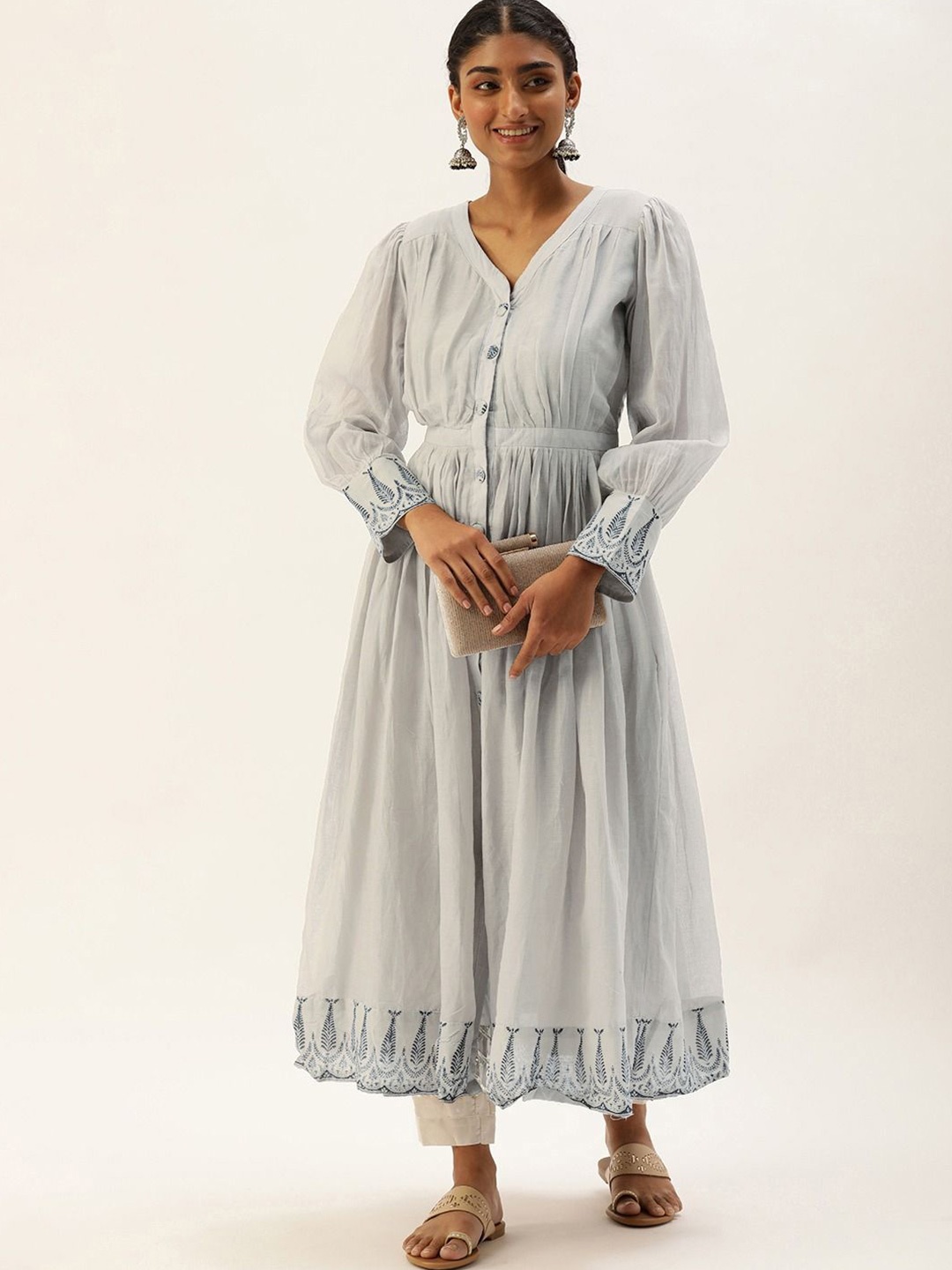 

The Roadster Lifestyle Co Floral Embroidered Cotton V Neck Kurta, Off white