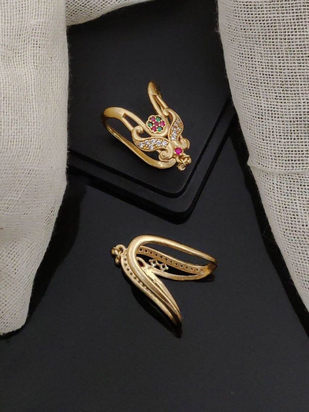 

DIMIKI Set Of 2 Gold-Plated American Diamond-Studded Vanki Finger Ring