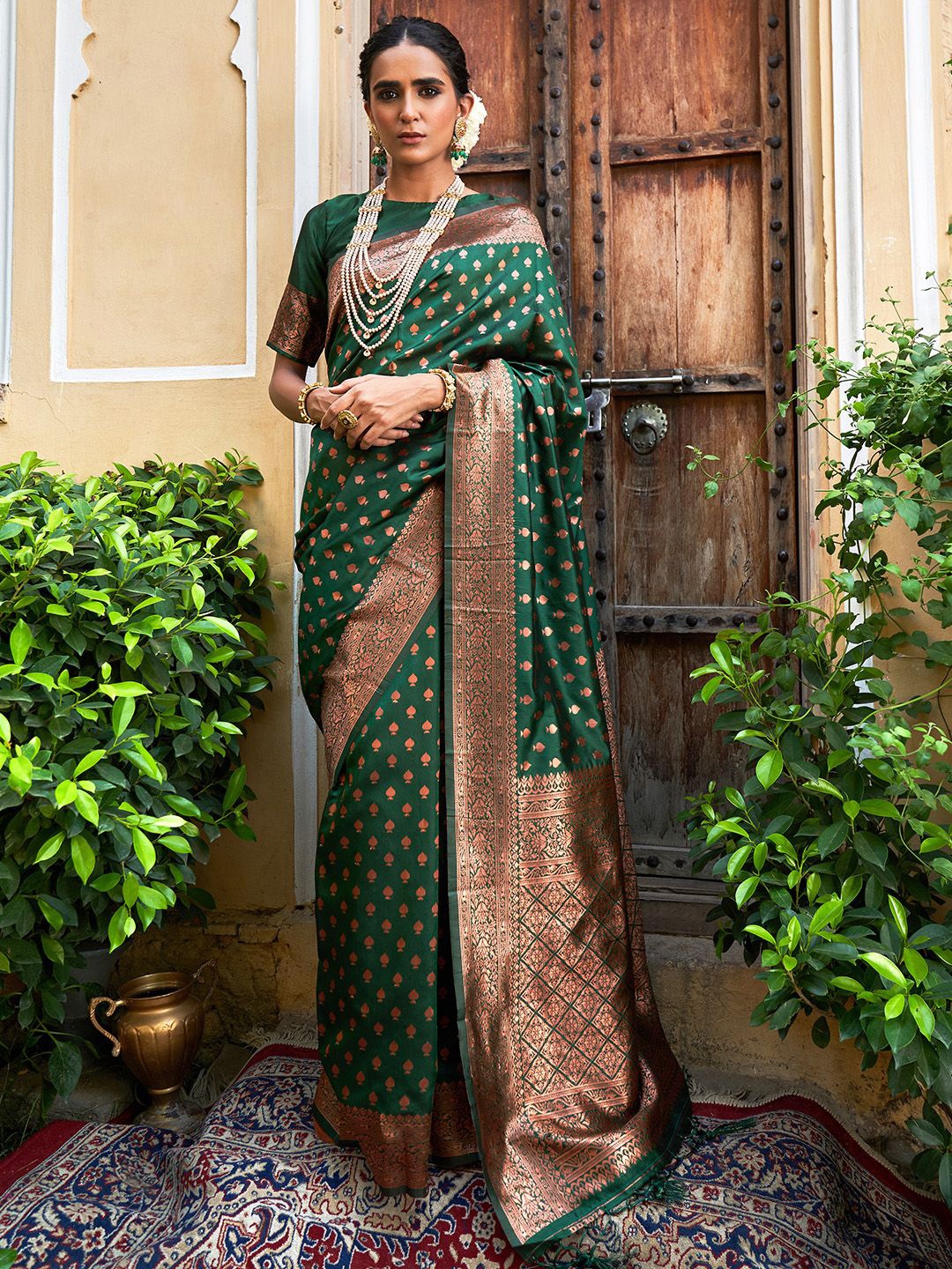 

Janasya Women Green Banarasi Silk Ethnic Motifs Saree with Unstitched Blouse Piece