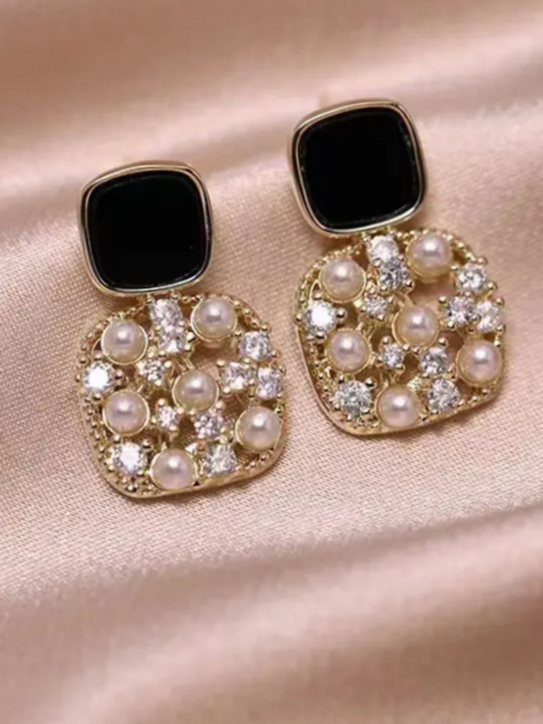 

DressBerry Contemporary Drop Earrings, Black
