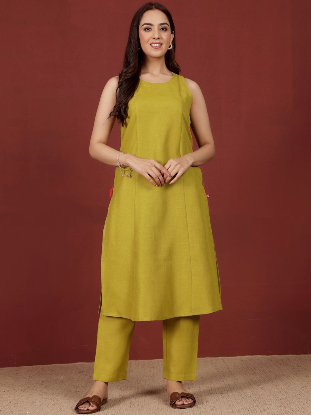 

Varanga Round Neck Straight Kurta With Trousers, Lime green