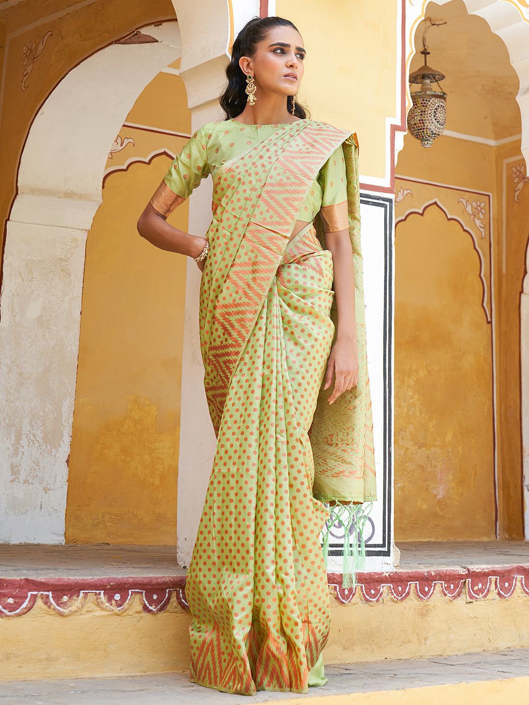 

Janasya Silk Blend Woven Polka Saree with Unstitched Blouse Piece, Green