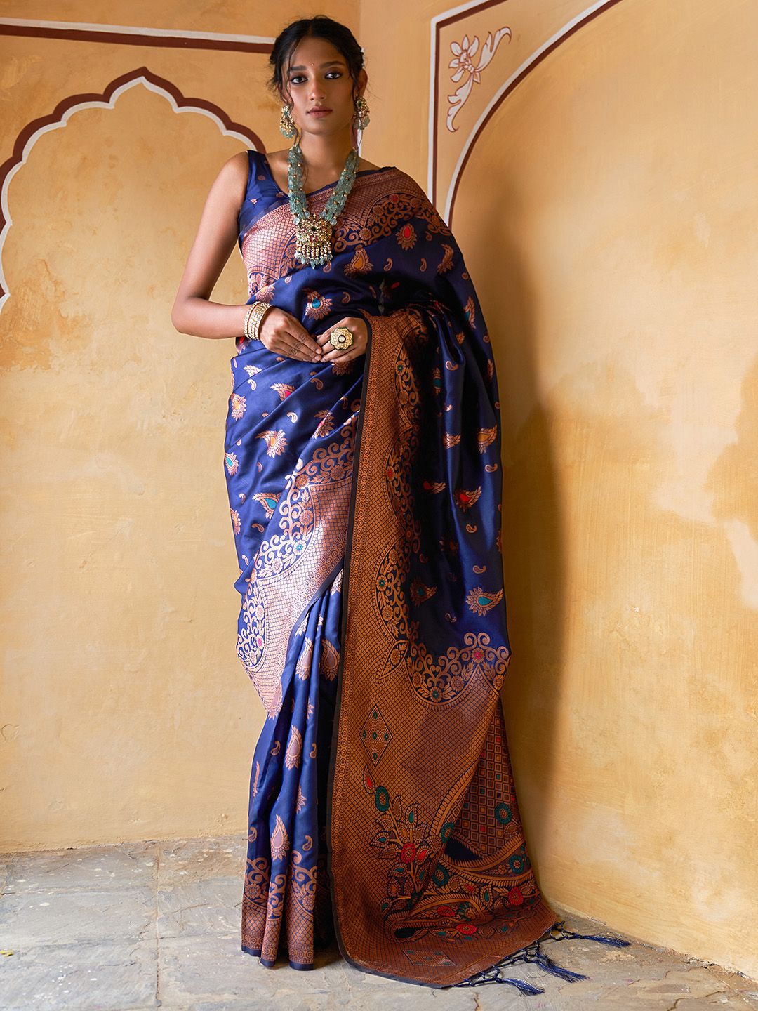 

Janasya Women Navy Blue Banarasi Silk Woven Dual Tone Saree with Unstitched Blouse Piece