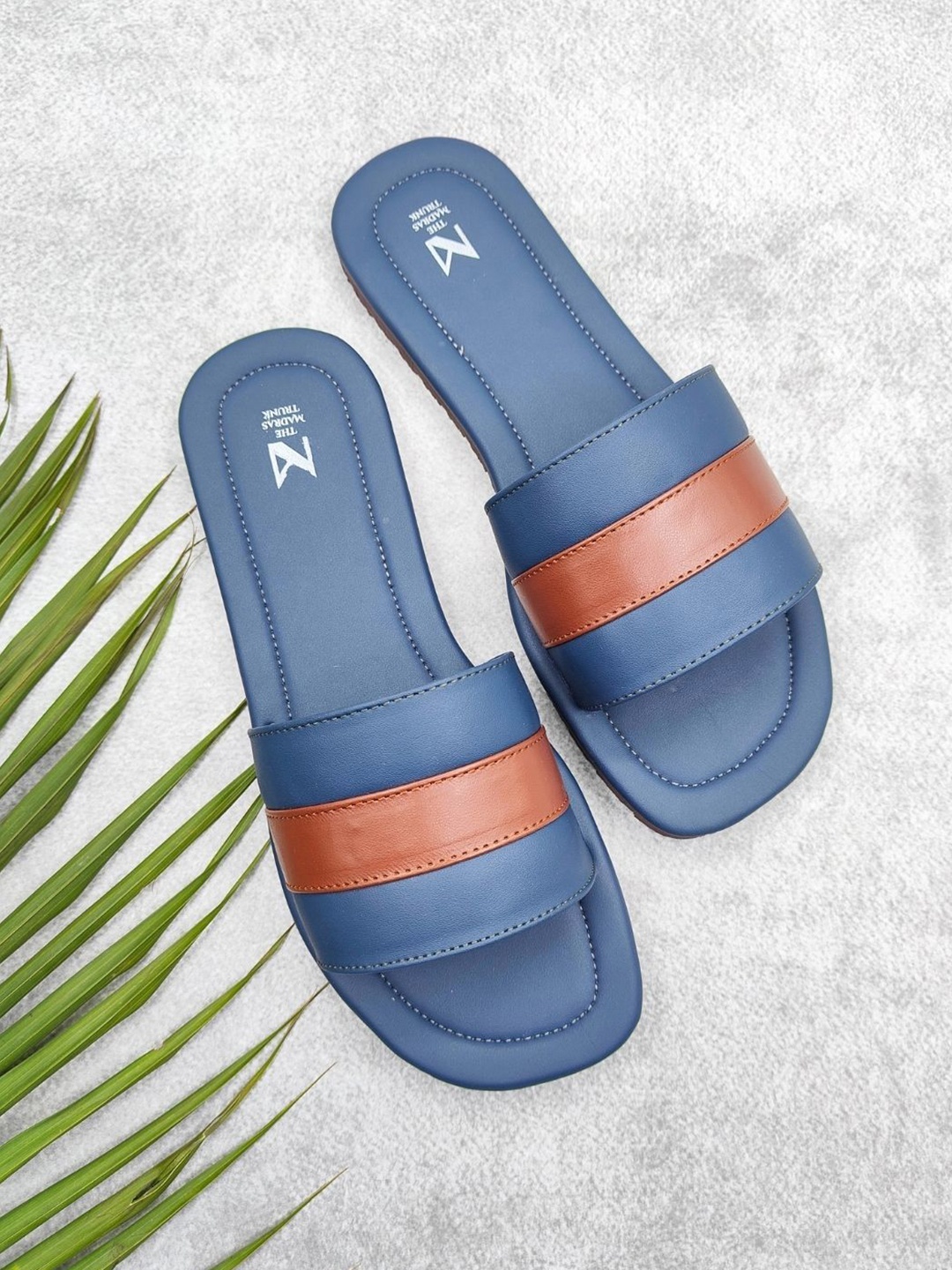 

THE MADRAS TRUNK Men Comfort Sandals, Blue