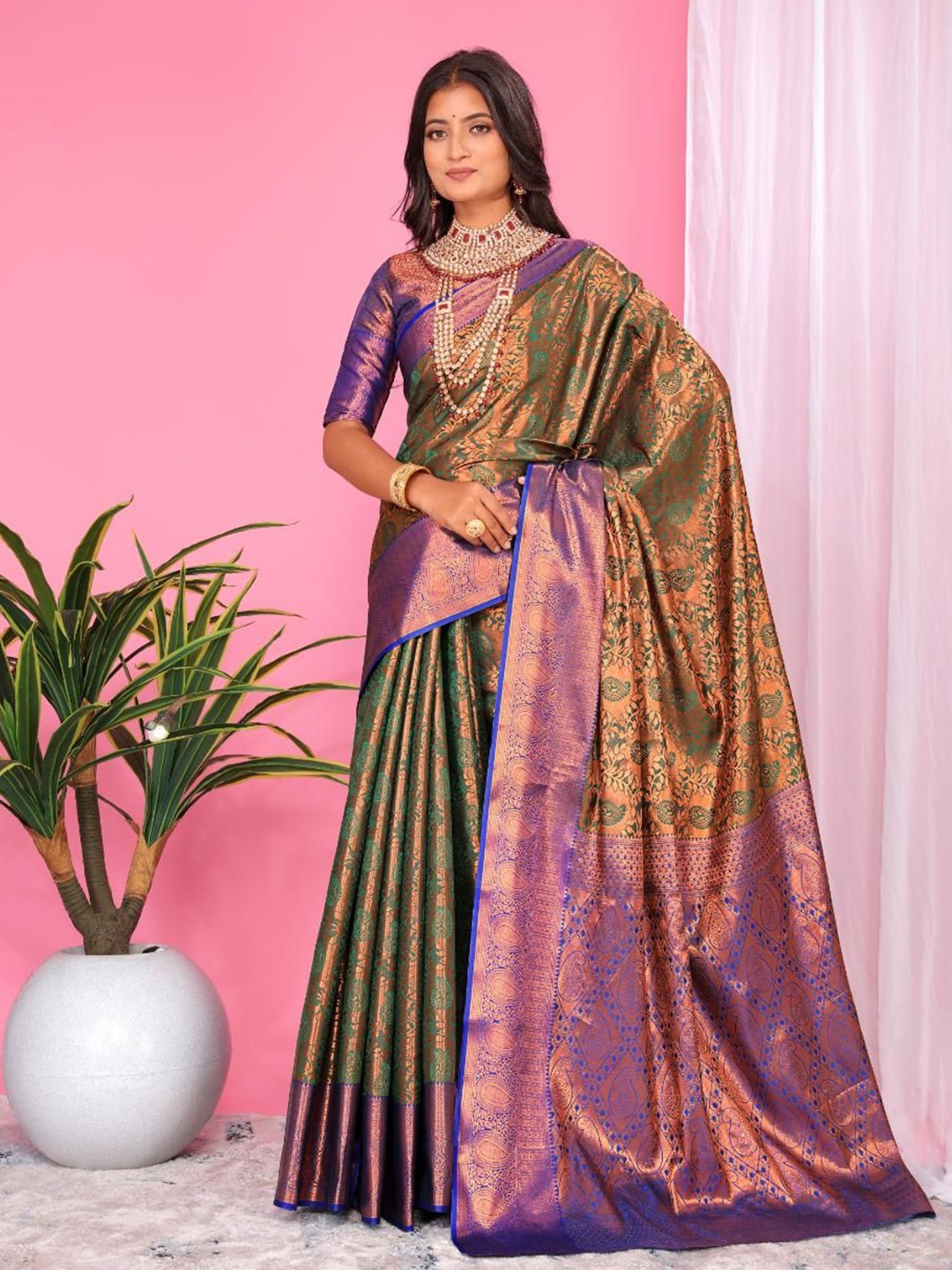 

jayant creation Woven Design Zari Silk Blend Banarasi Saree, Green