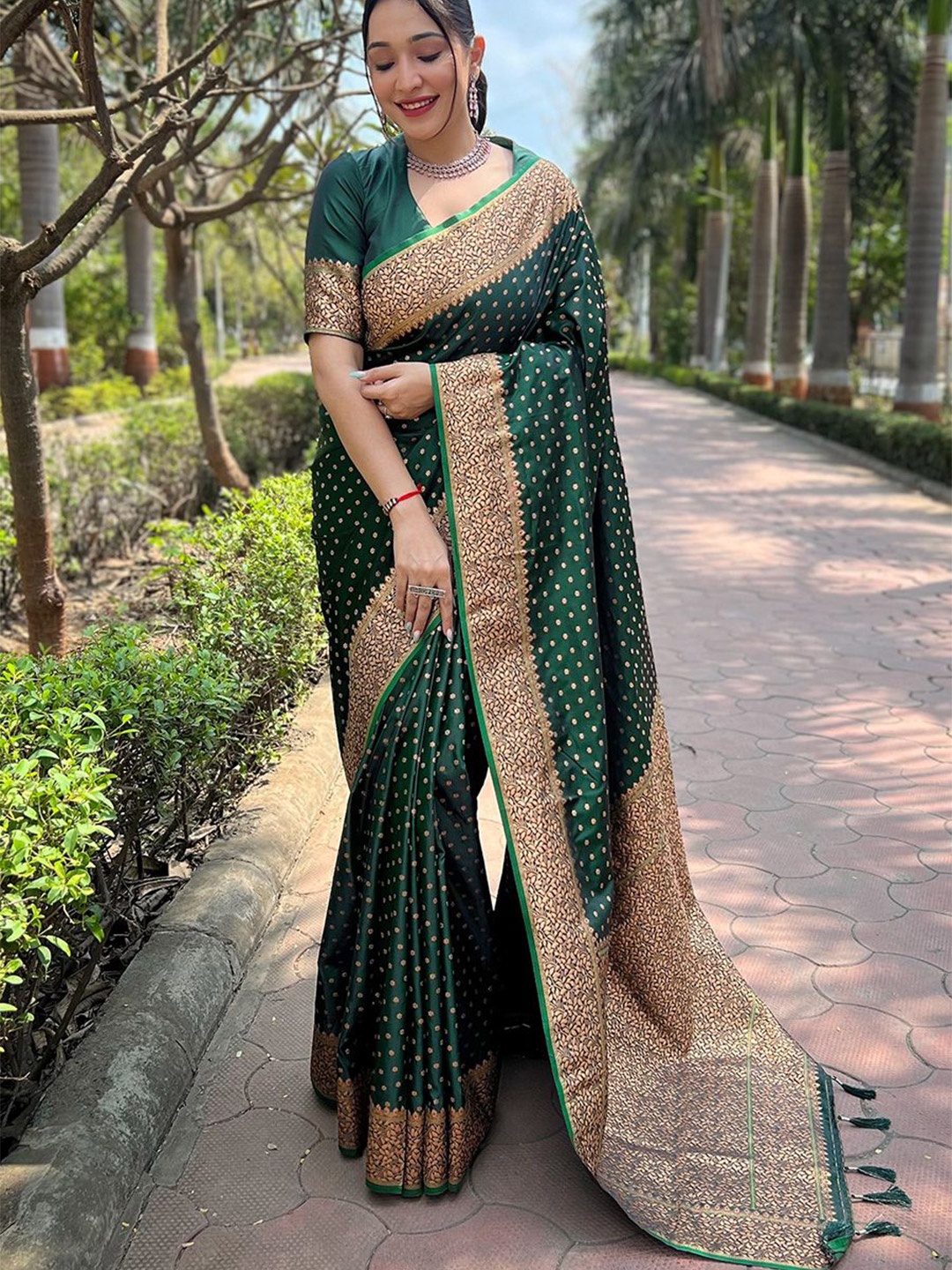 

Rangtulika Ethnics Woven Design Zari Banarasi Saree, Green