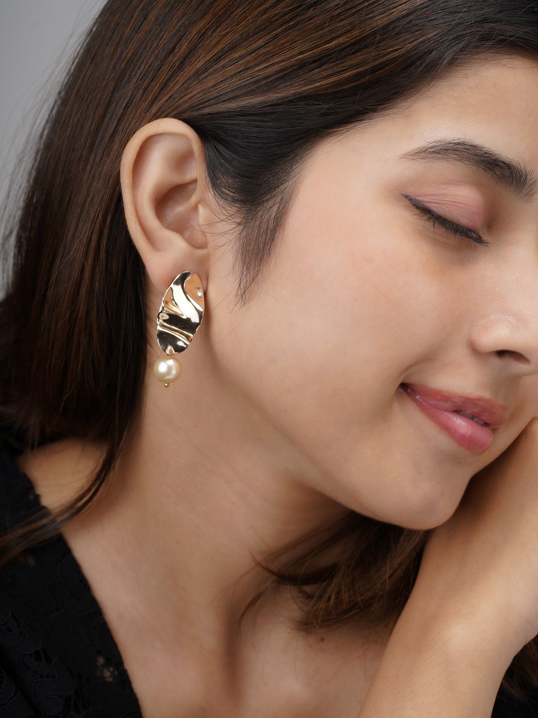 

AARSEE OFFICIAL Anti-Tarnish 22KT Gold Plated Oval Ripple & Pearl Earrings