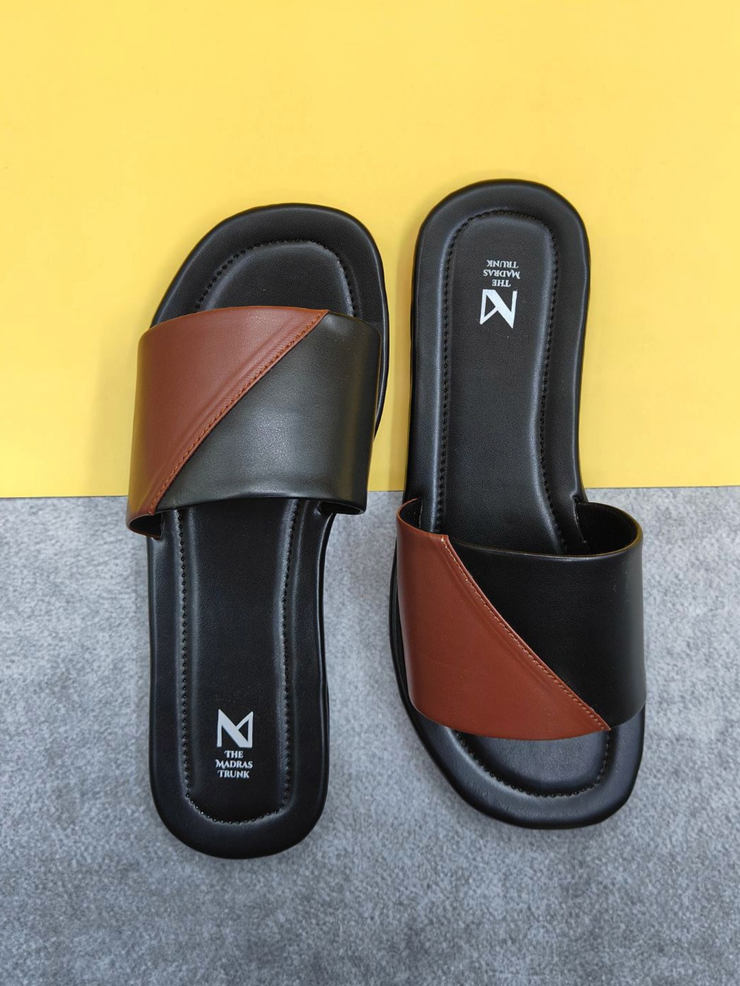 

THE MADRAS TRUNK Men Comfort Sandals, Black
