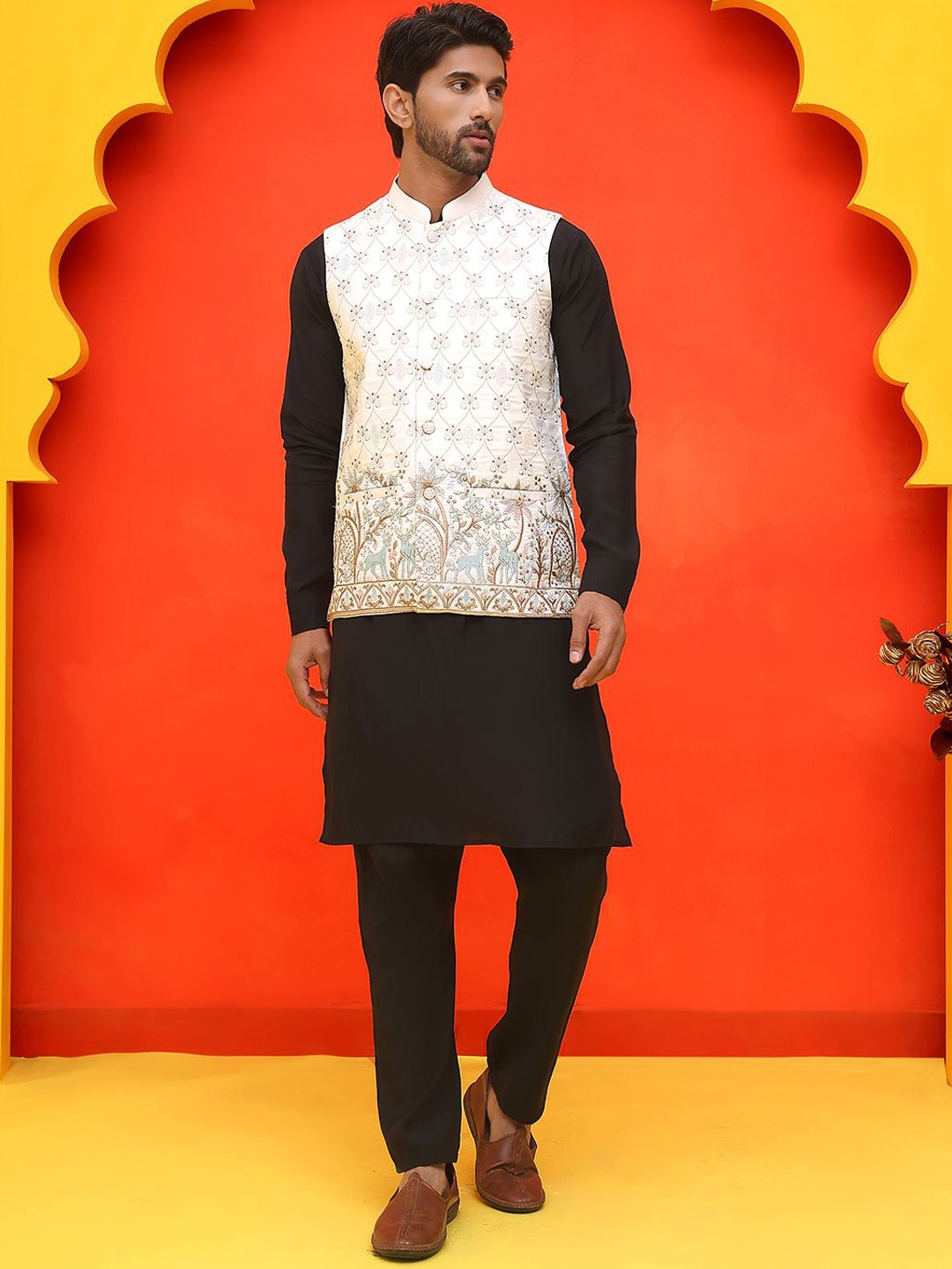 

Jompers Men Floral Embroidered Regular Chikankari Kurta with Pyjamas, White