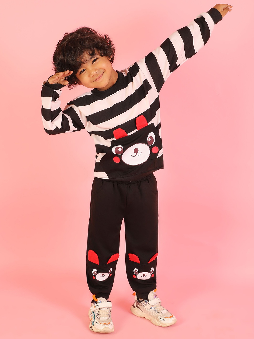 

MAYNEISHA Unisex Kids Printed T-shirt, Black