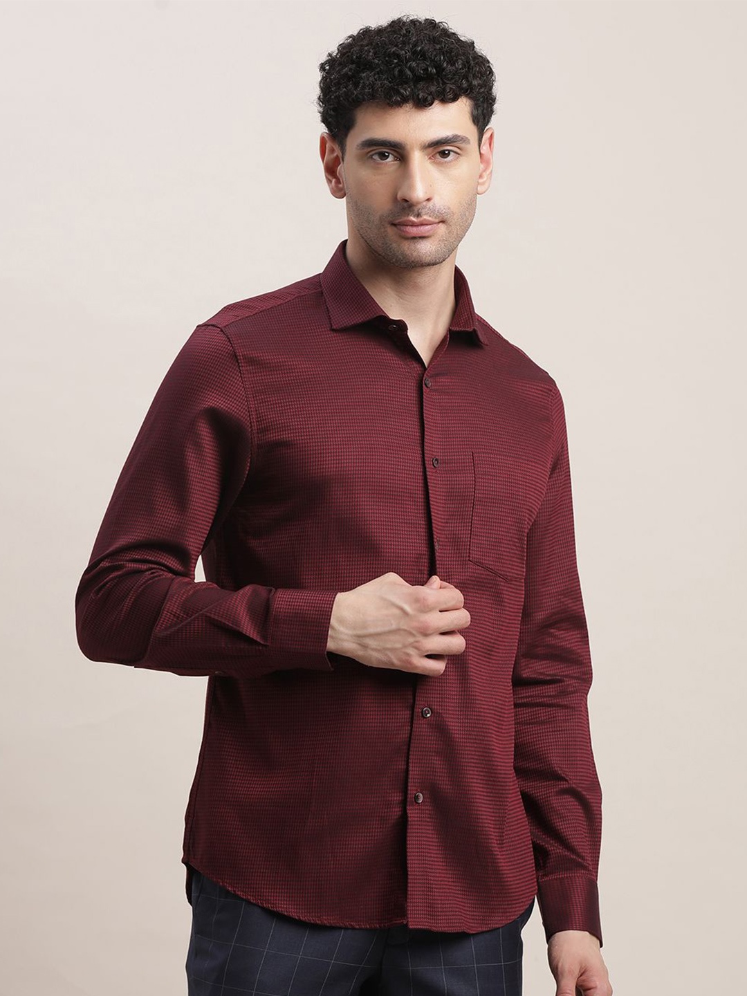 

Turtle Men Standard Regular Fit Spread Collar Textured Cotton Formal Shirt, Maroon