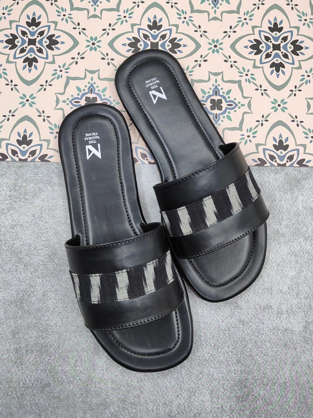 

THE MADRAS TRUNK Men Open Toe Flats, Black