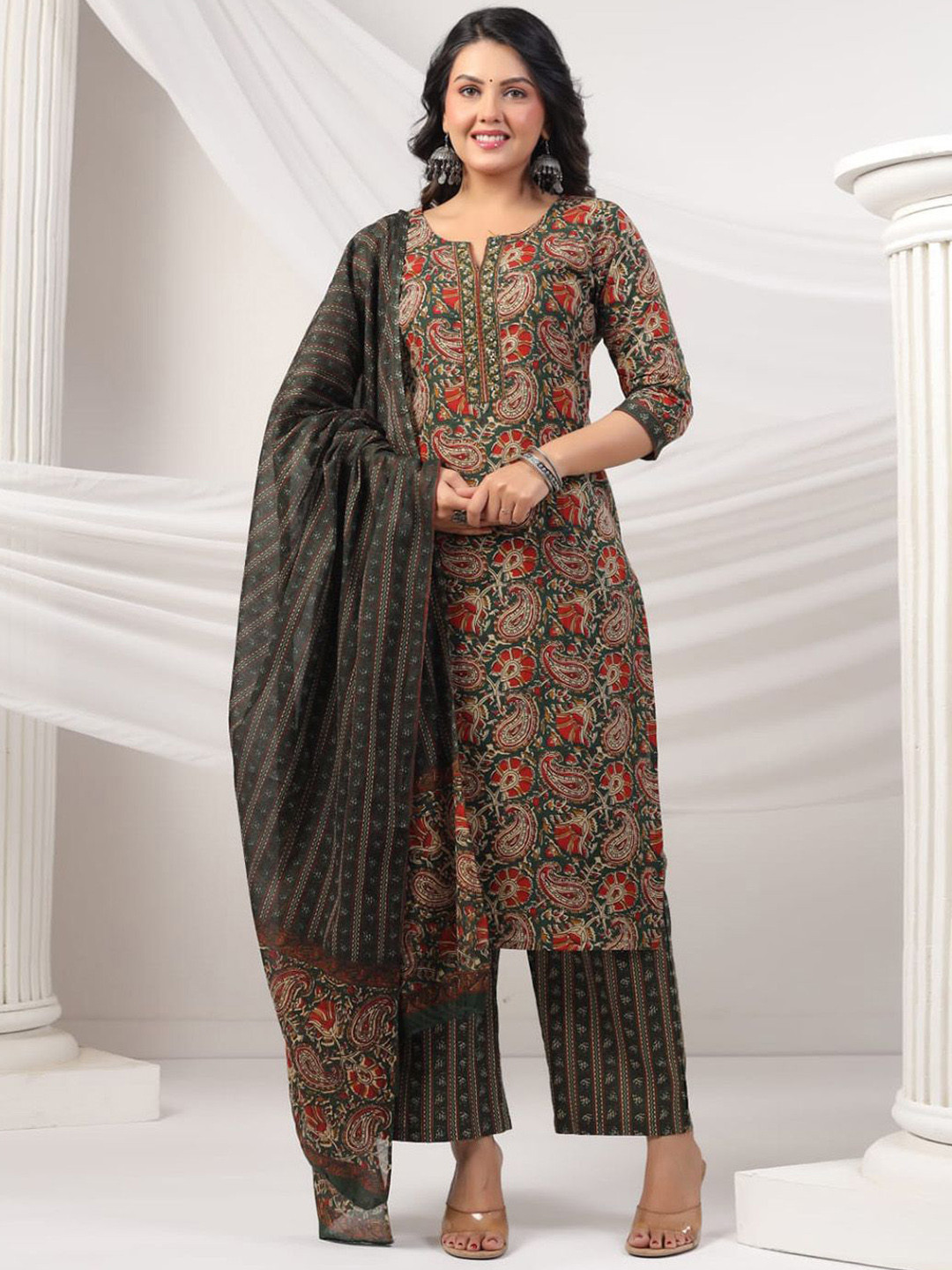 

Meena Bazaar Floral Printed Kurta & Trousers With Dupatta, Green