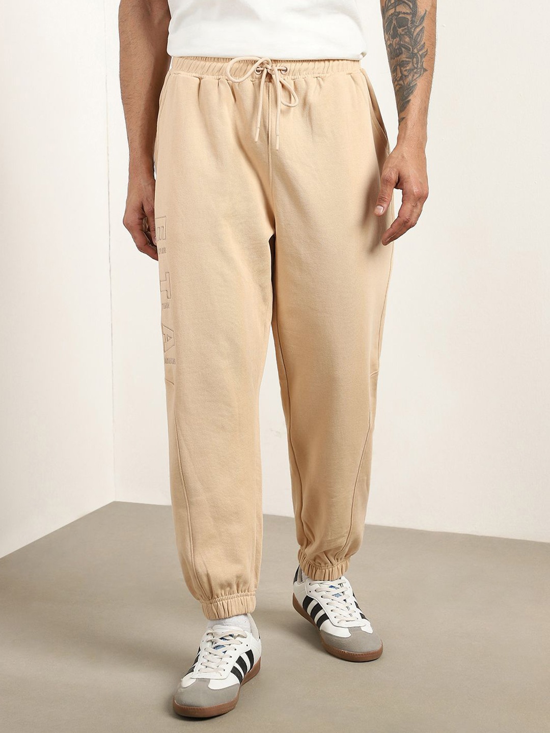 

NOBERO Men Oversized Explorer Joggers, Beige