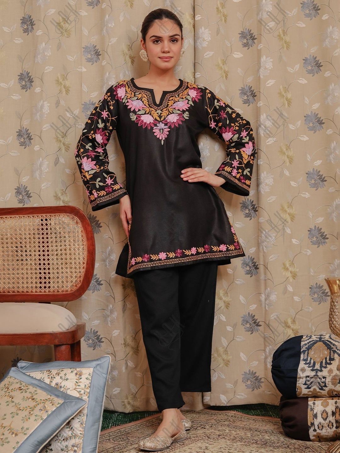 

HOUSE OF KARI Women Floral Embroidered Flared Sleeves Handloom Kurta, Black