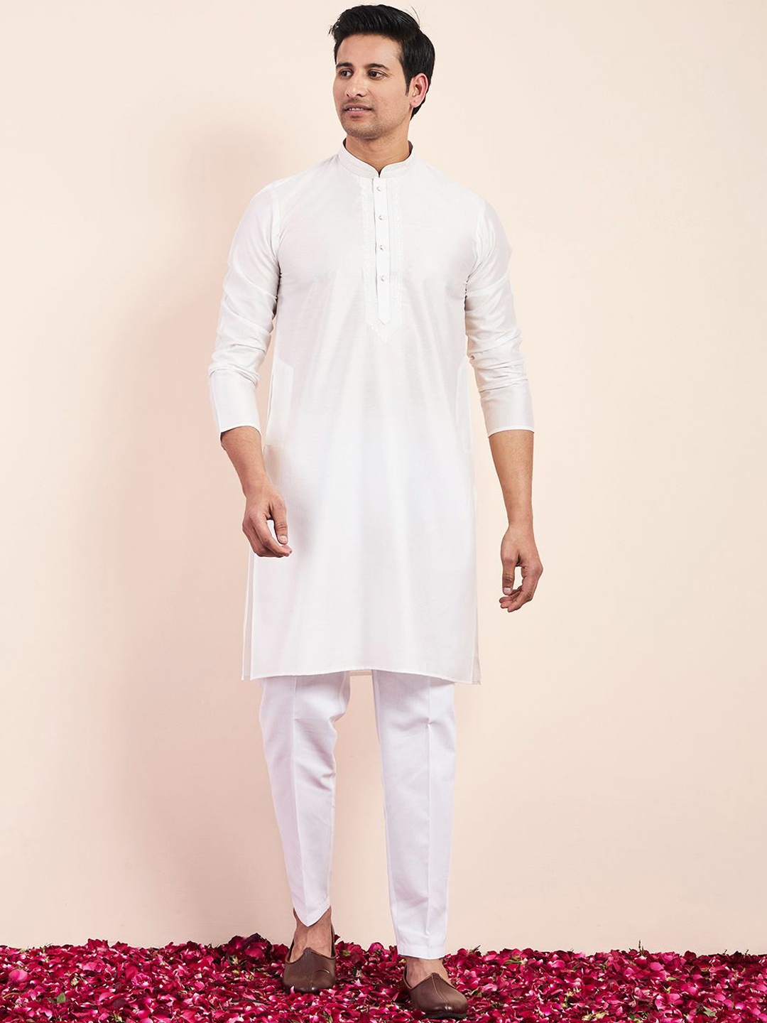 

Satwaa Yoke Design Thread Work Mandarin Collar Cotton Silk Straight Kurta, White