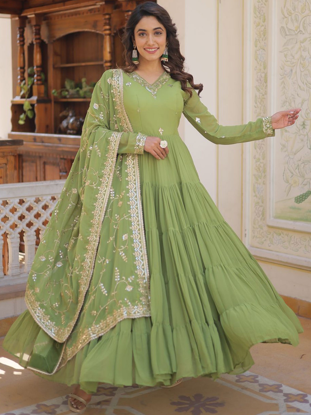

Wedani Women Floral Embroidered Georgette Anarkali Kurta, Green