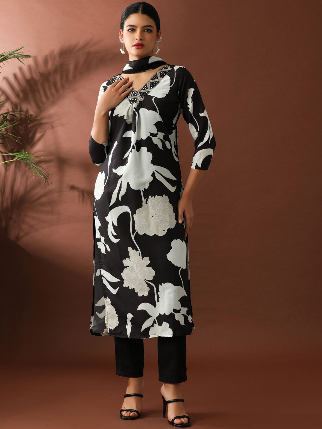 

Jaipur Kurti Women Floral Printed Regular Mirror Work Pure Cotton Kurta with Trousers & With Dupatta, Black